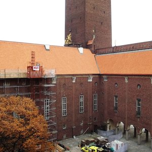 Mellan 2010 och 2012 lade vi om teglet på Stadshuset i Stockholm. Arbetet utfördes i tre etapper och gjordes på uppdrag av Stockholms stad.