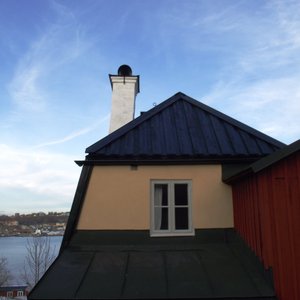 2012 tjärade vi taket på Villa Bergshyddan i Stockholm. Arbetet utfördes åt Stadsholmen AB.