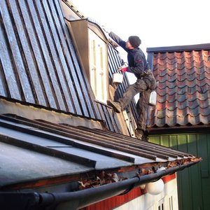 2012 tjärade vi taket på Villa Bergshyddan i Stockholm. Arbetet utfördes åt Stadsholmen AB.